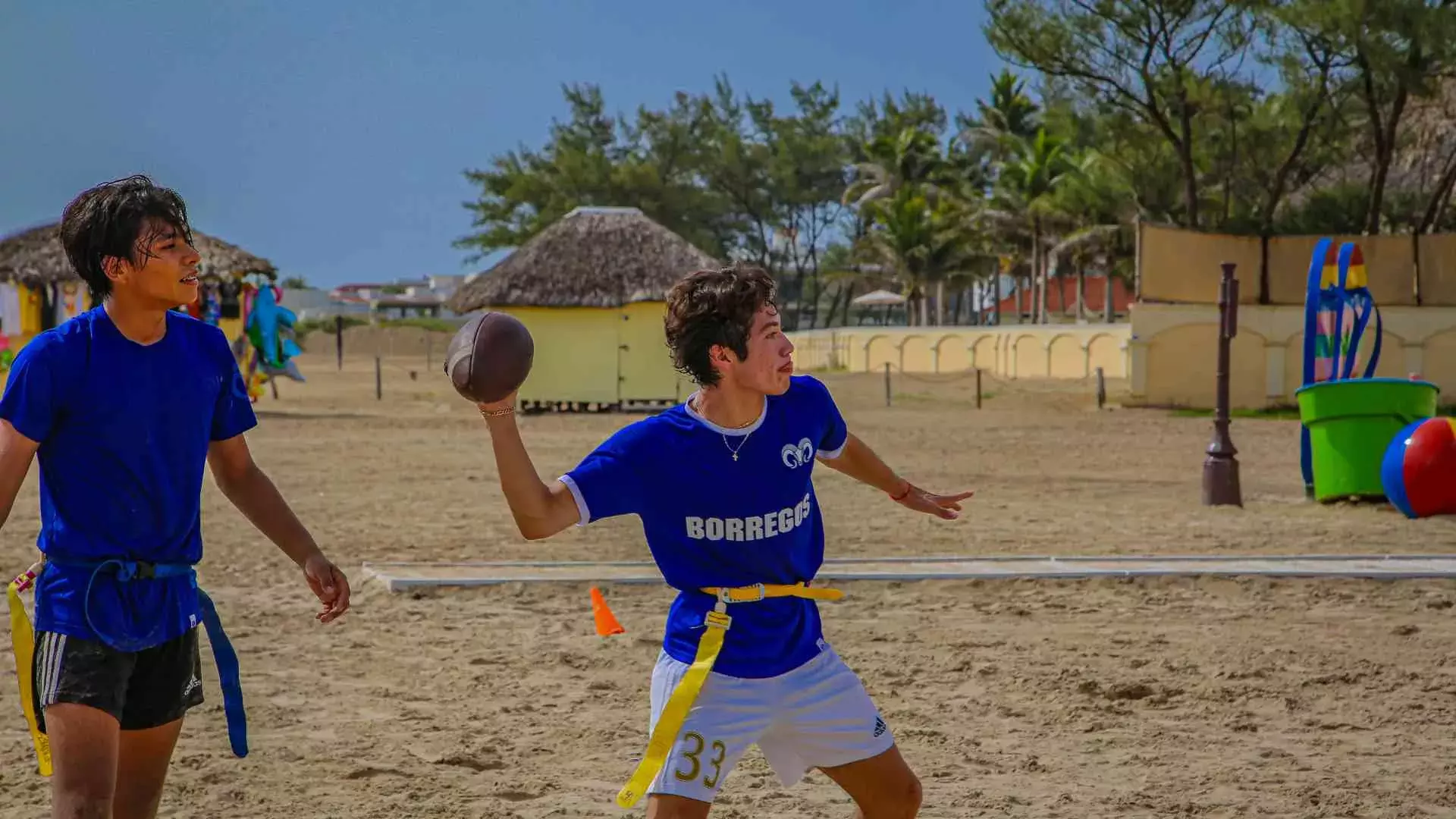 Alumno jugando tochito en playa miramar