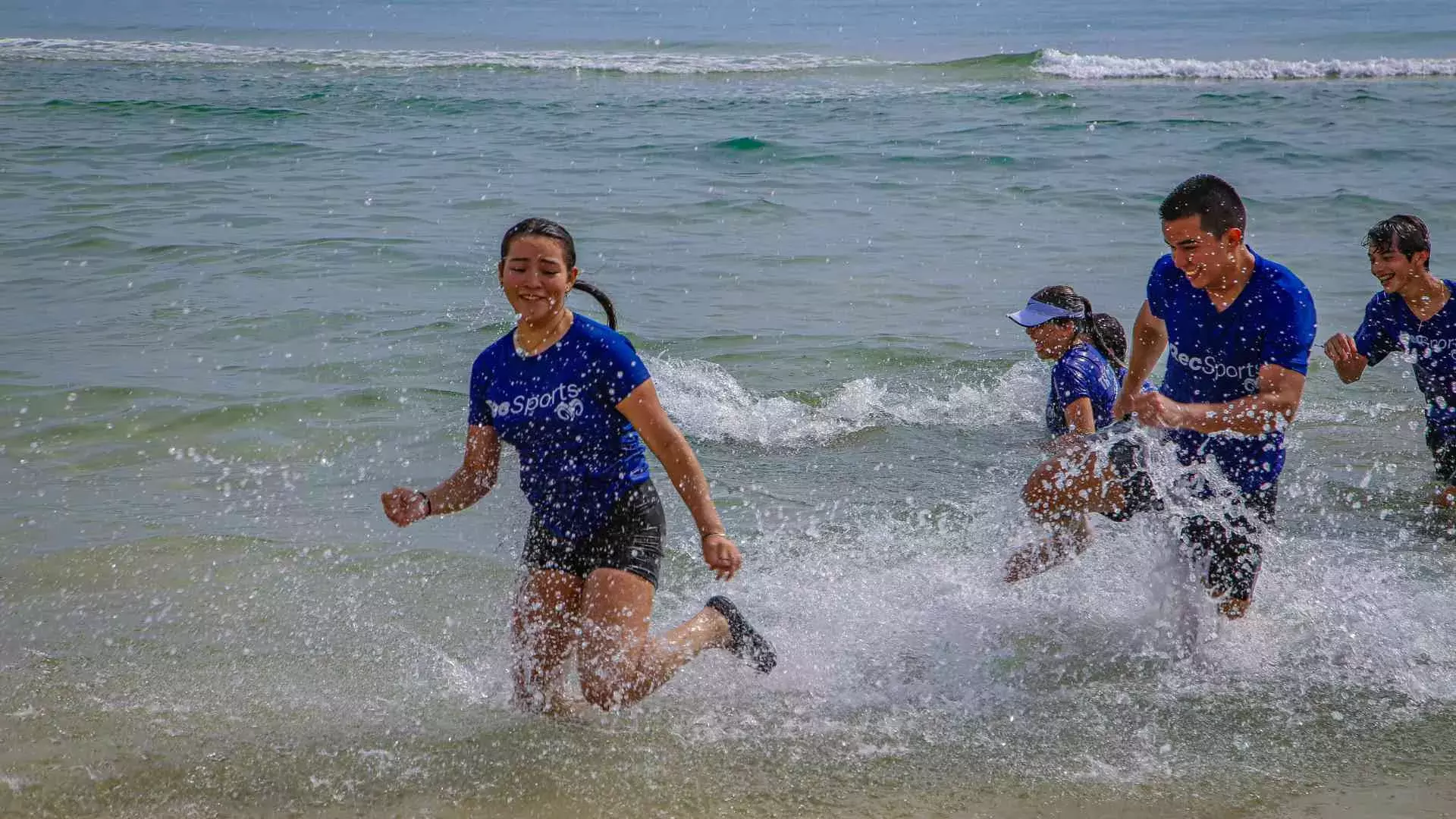 Alumnos divirtiéndose en la orilla de la playa