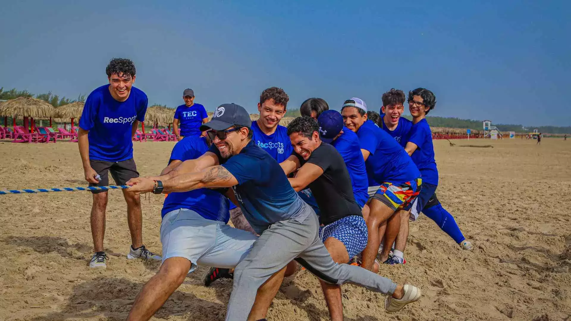 profesores tec Tampico jugando a la cuerda