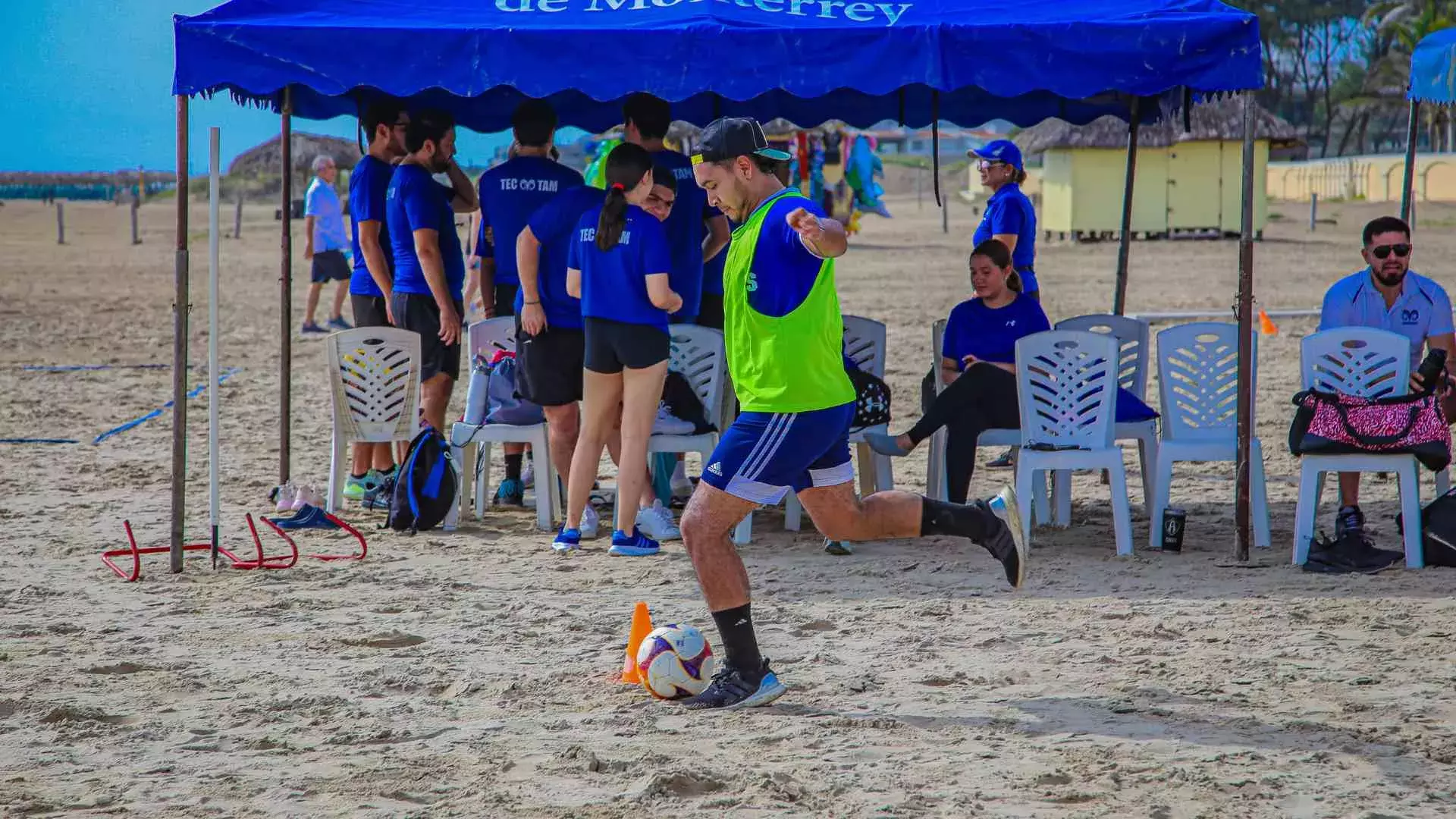 Alumnos jugando fútbol en la playa