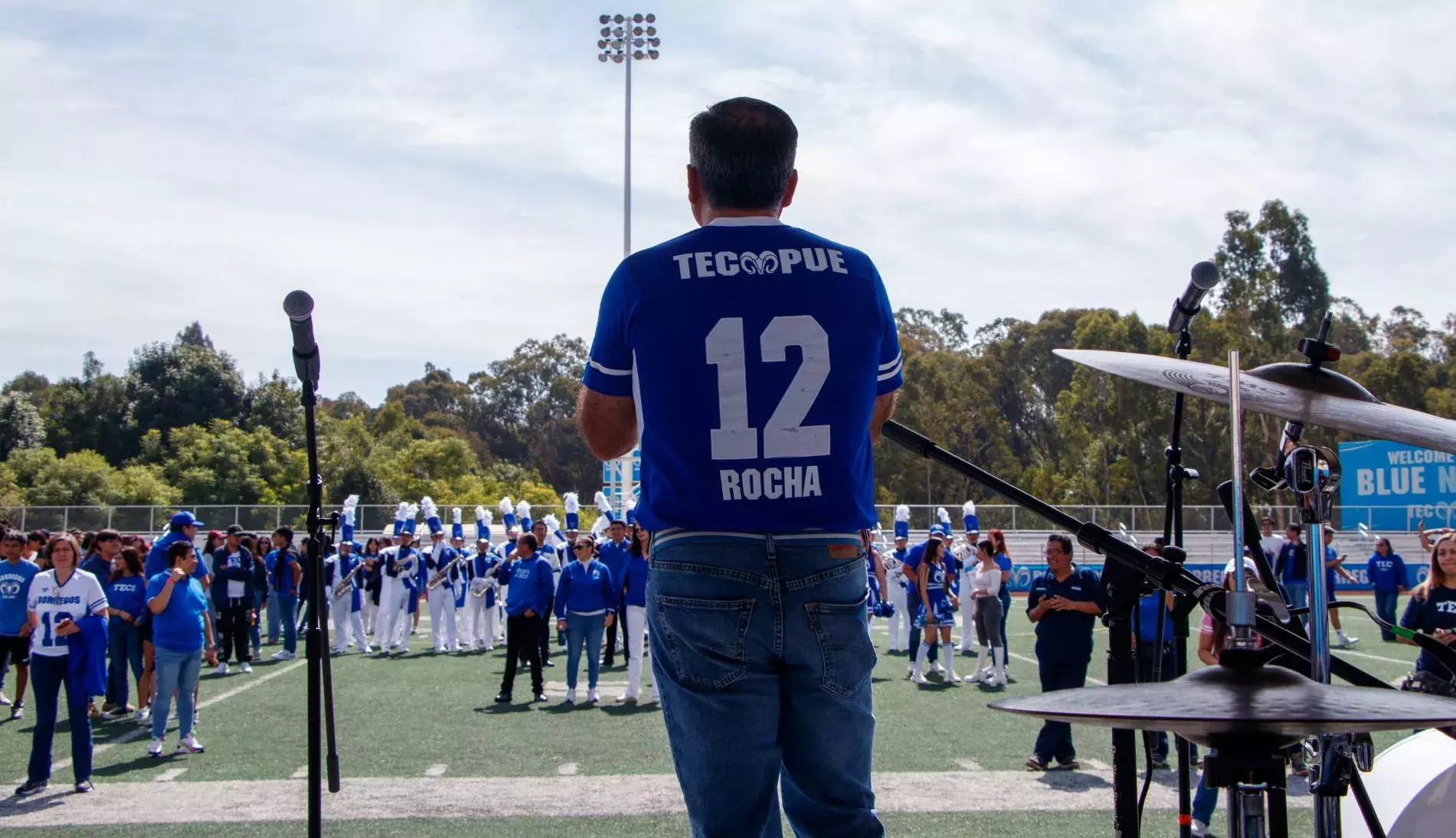 El director Jorge Rocha, dando un mensaje a la comunidad