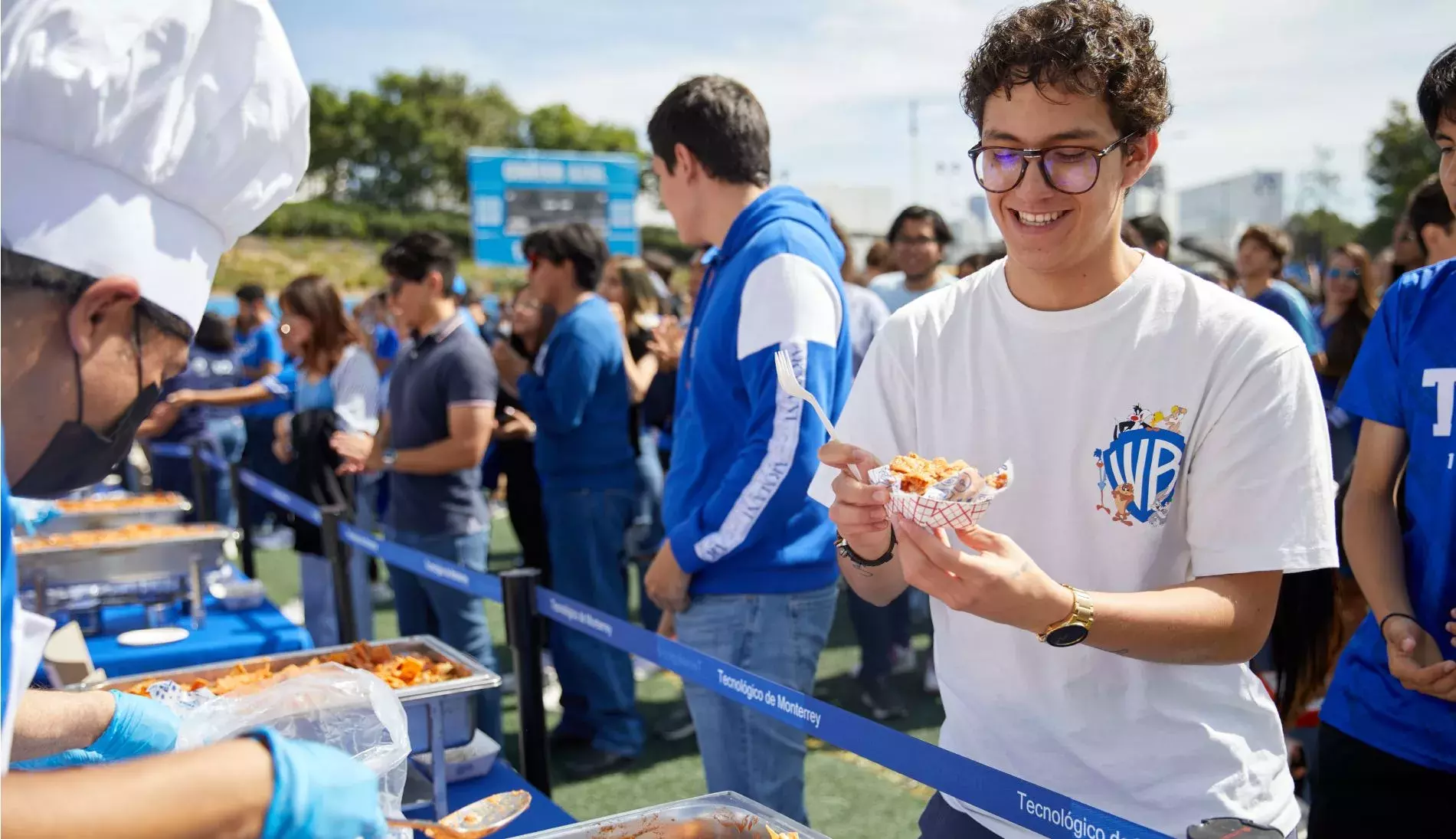 La comunidad Tec disfrutando de los Chilaquiles