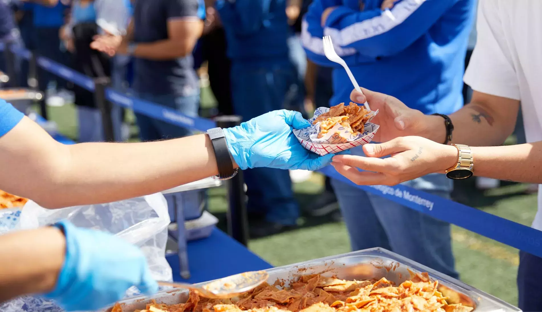 La comunidad Tec disfrutando de los Chilaquiles