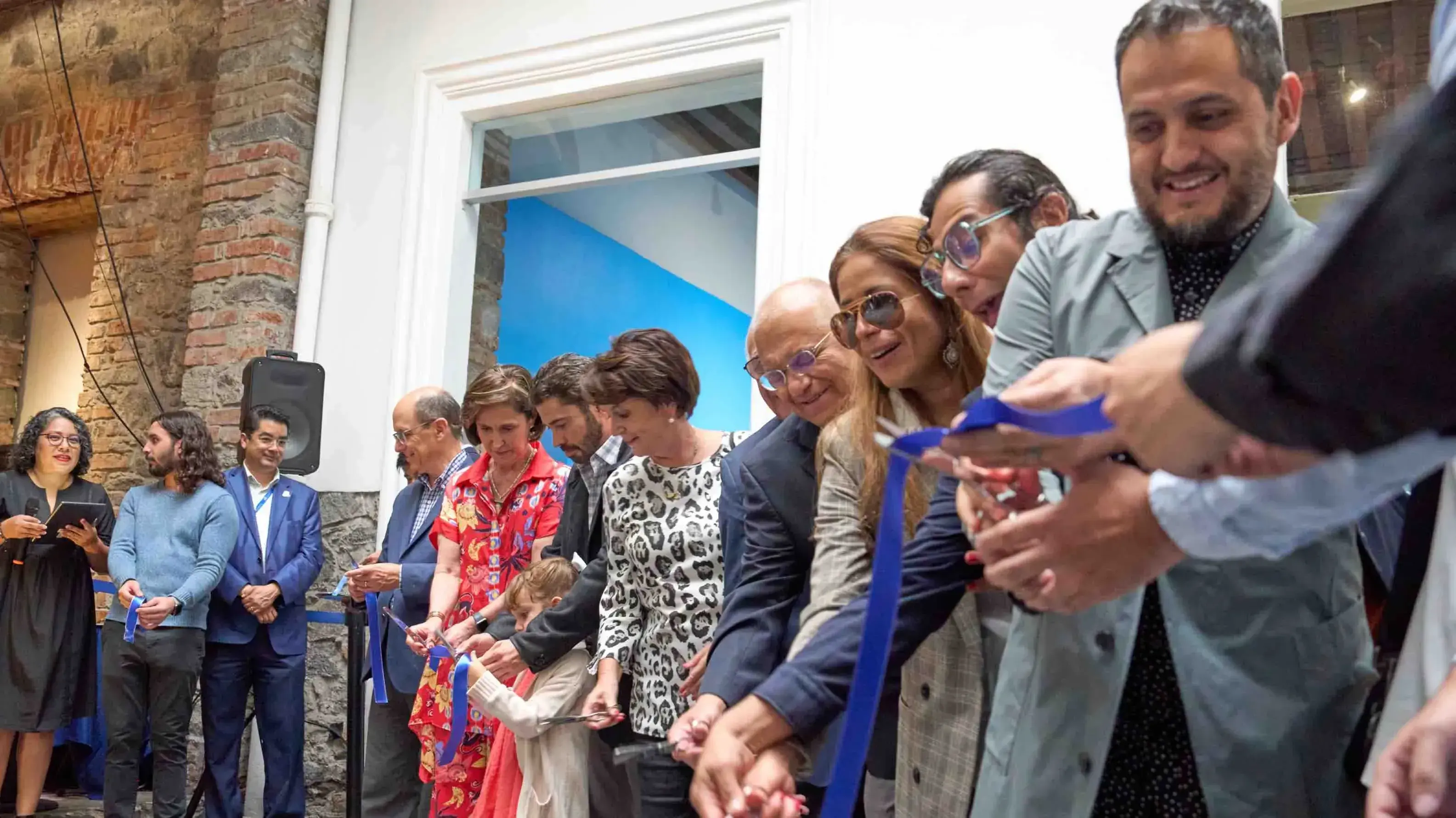 Directivos, consejeros y alumnos en el corte de listón