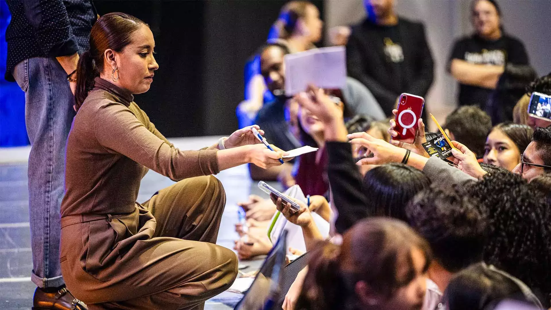 Katya Echazarreta firmó autógrafos al finalizar su conferencia en el Tec