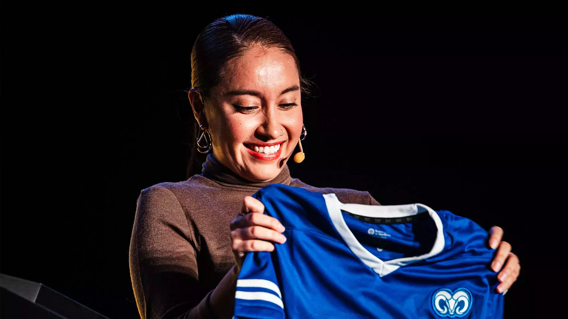 Katya Echazarreta, astronauta mexicana, con su jersey de Borregos