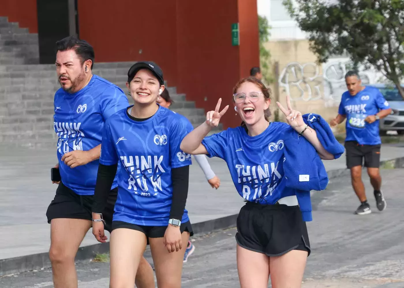 Amigas corriendo juntas