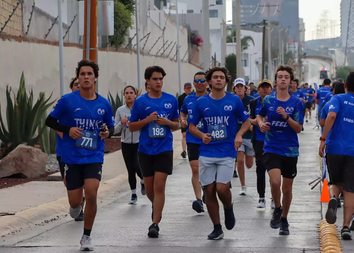 Diego corriendo con amigos