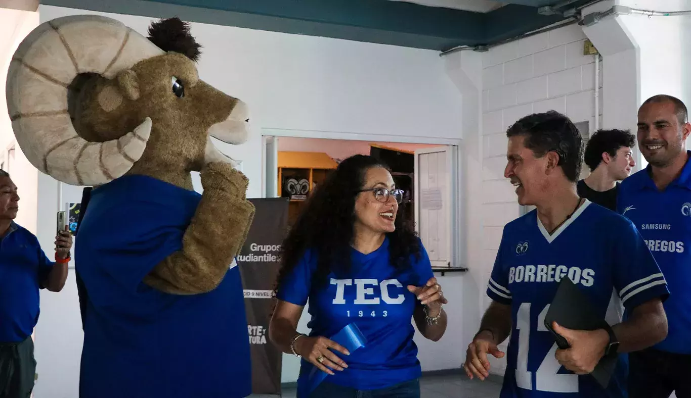 Directivos entrando al nuevo gym de campus Querétaro