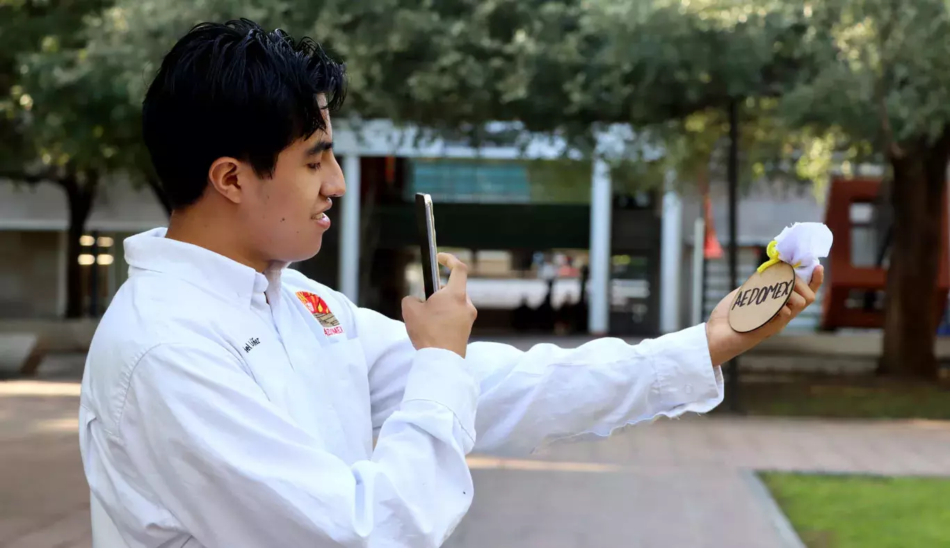 Los estudiantes no dejaron pasar la oportunidad de fotografiar su saco de tierra.