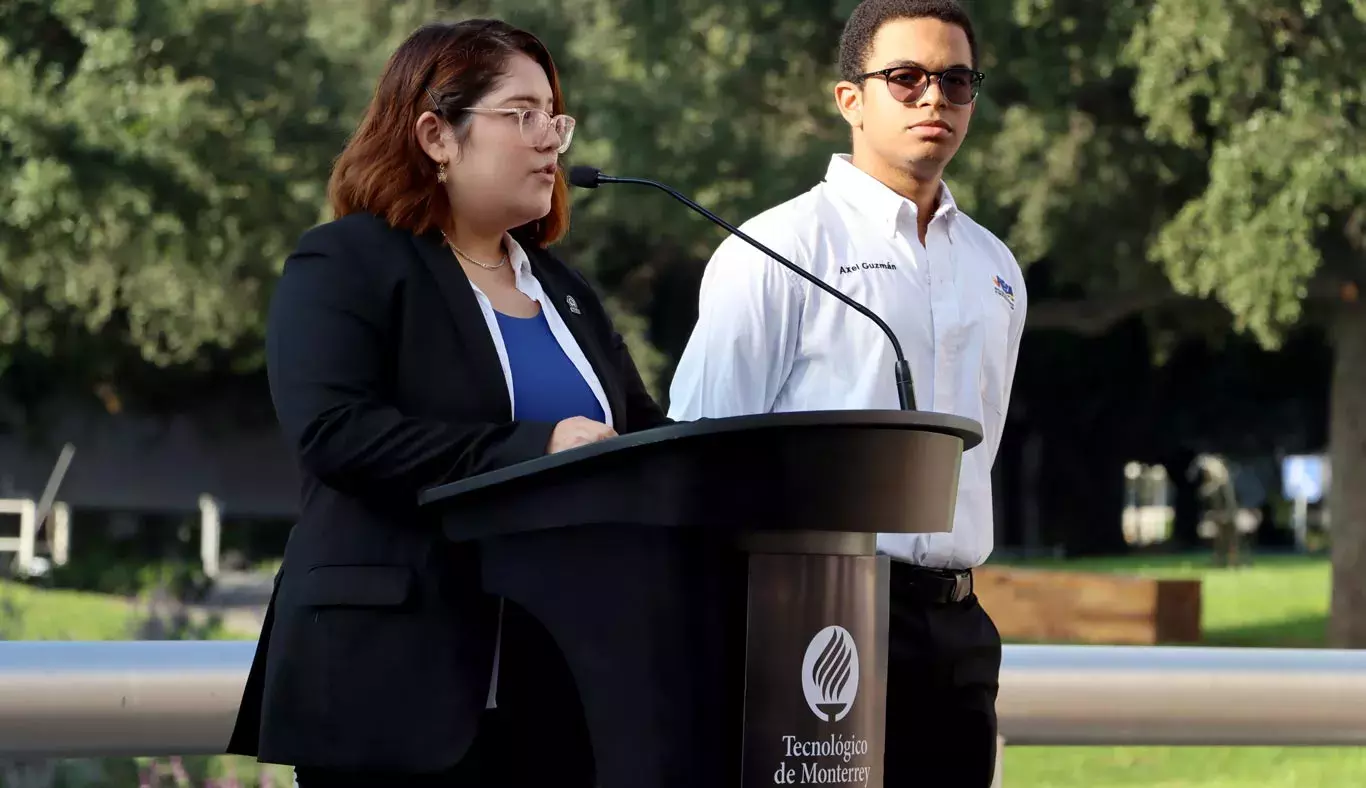 Los alumnos Edith Rosas y Axel Guzmán brindaron un mensaje.