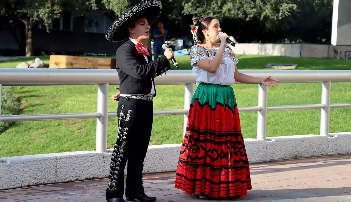 Miembros de la compañía folklórica “Raíces” interpretaron una canción.