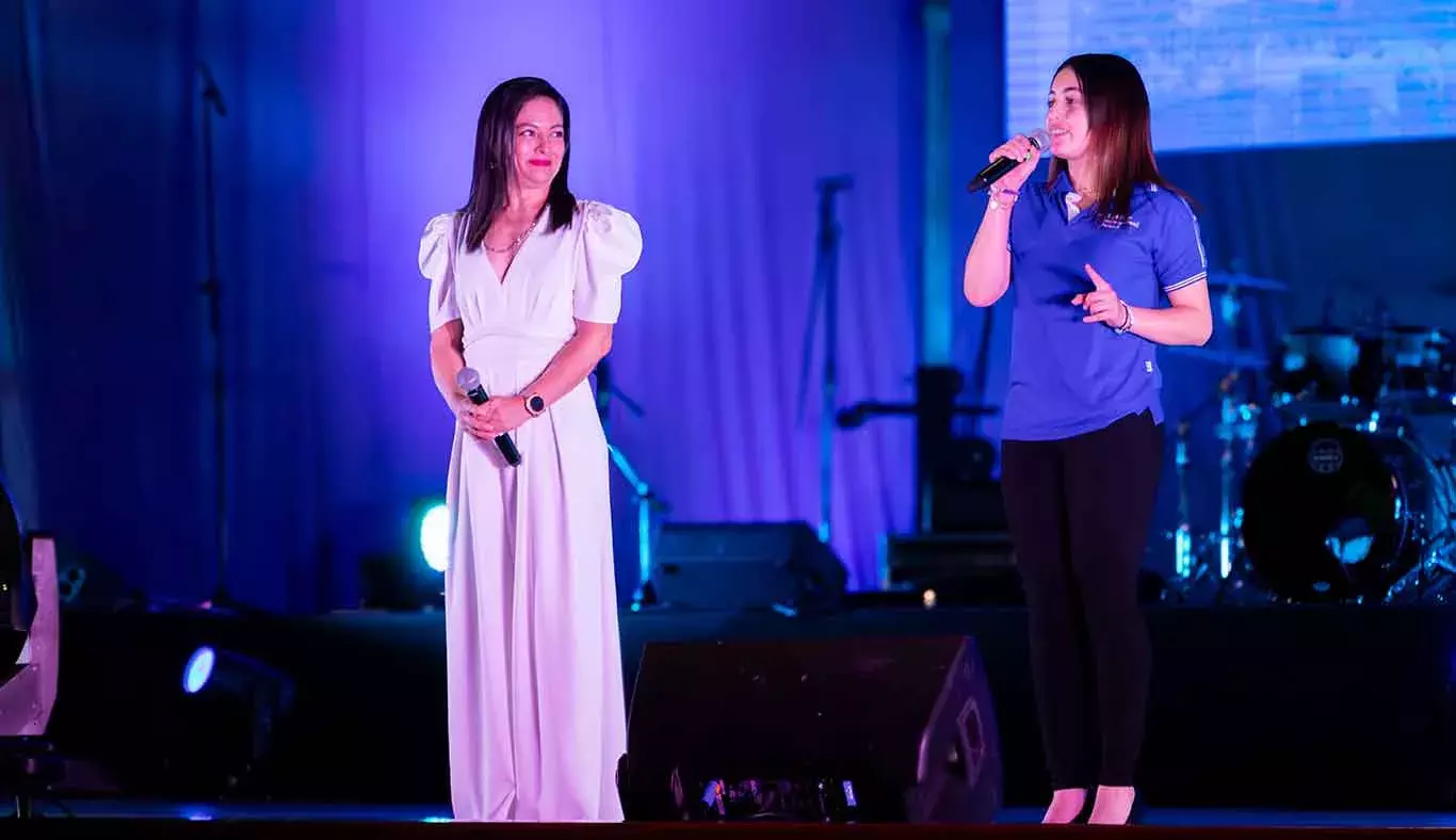 Gloria y juliana, dando mensaje a la comunidad 