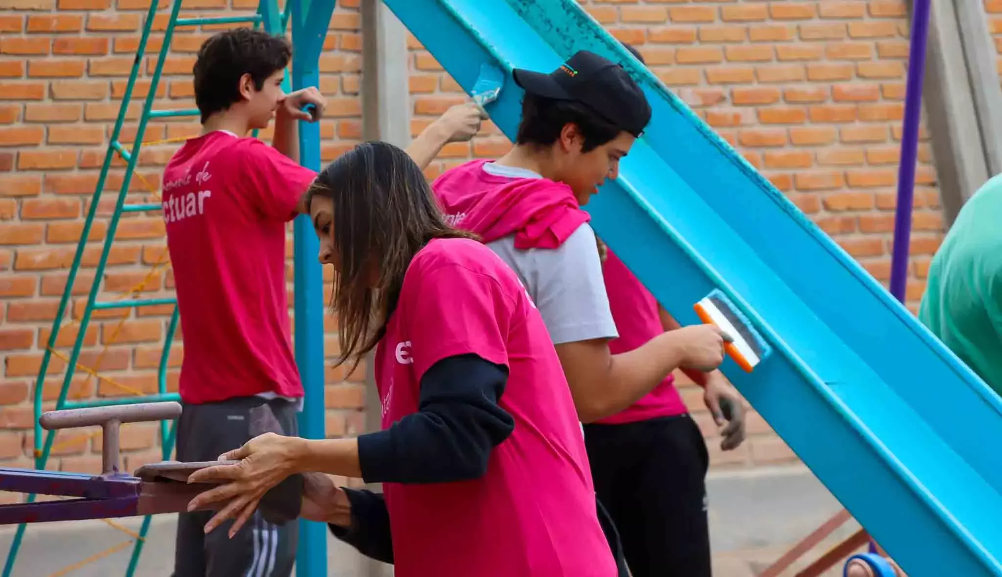 Pintando los juegos del colegio en Voluntariado Tec