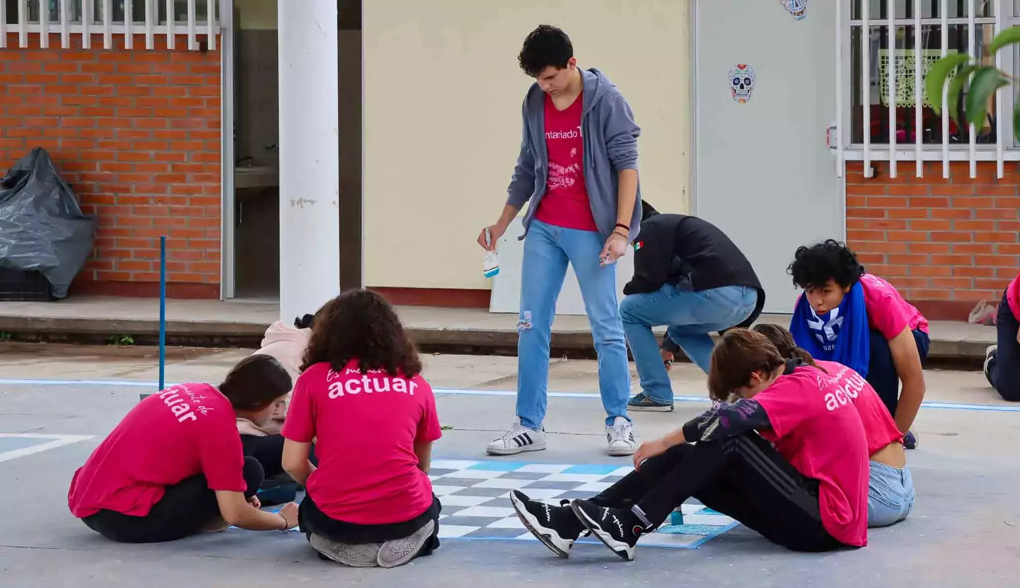 Alumnos trabajando en equipo para dejar como nuevas las escuelas en Voluntariado Tec