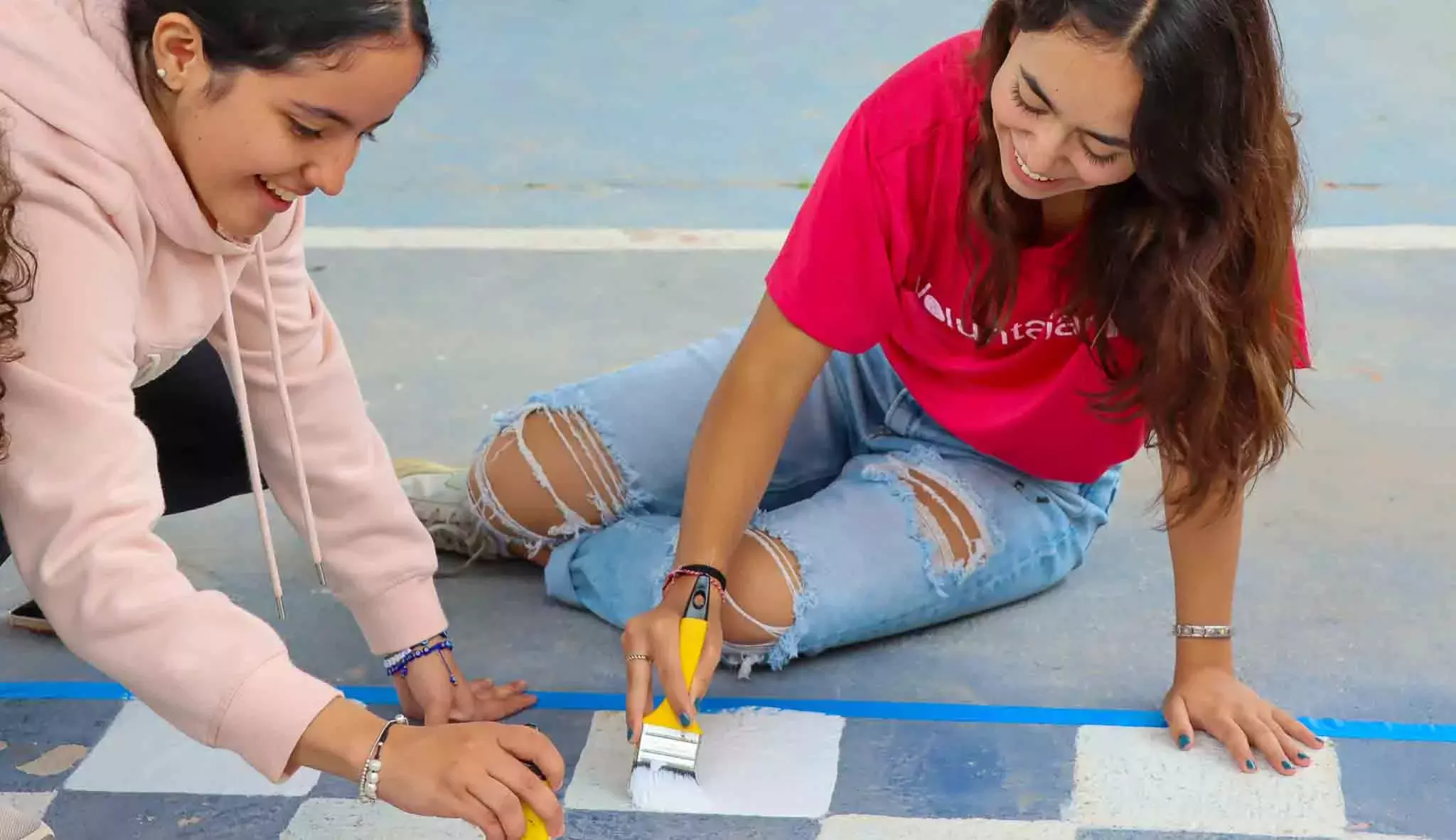 Alumnos pintando en Voluntariado Tec