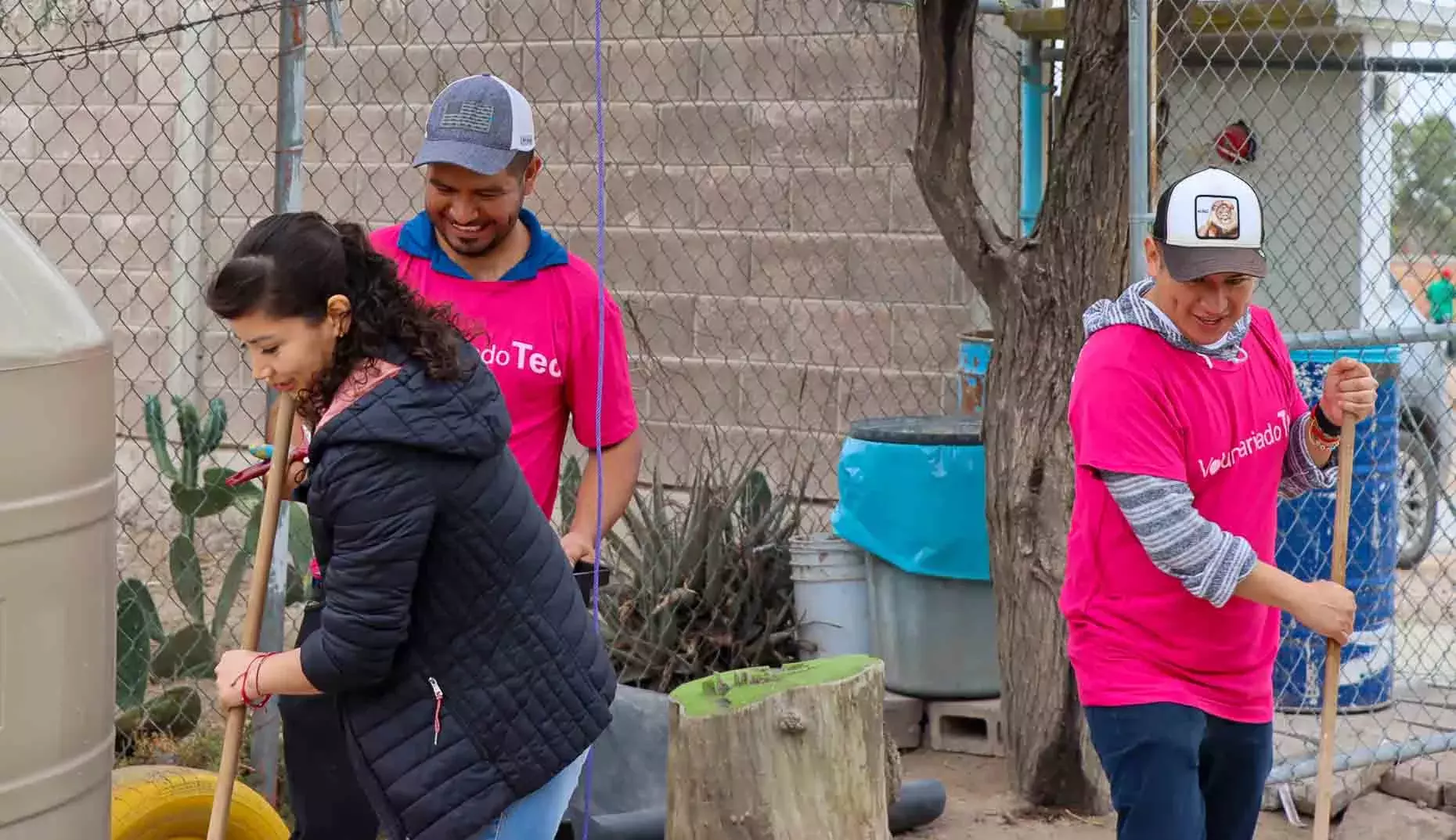 Colaboradores ayudando en Voluntariado Tec