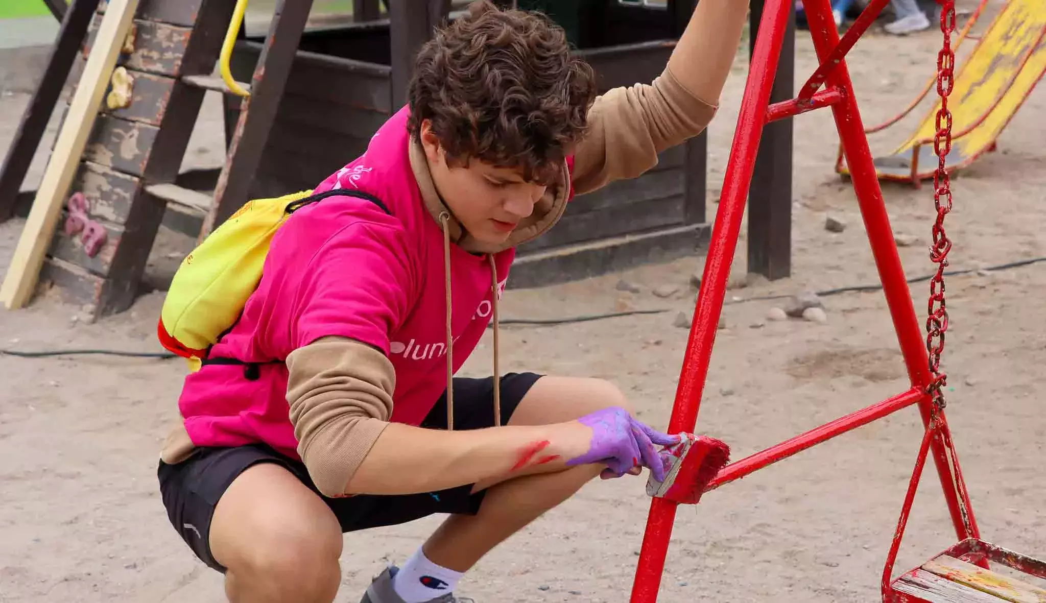 Pintando los juegos del patio en Voluntariado Tec