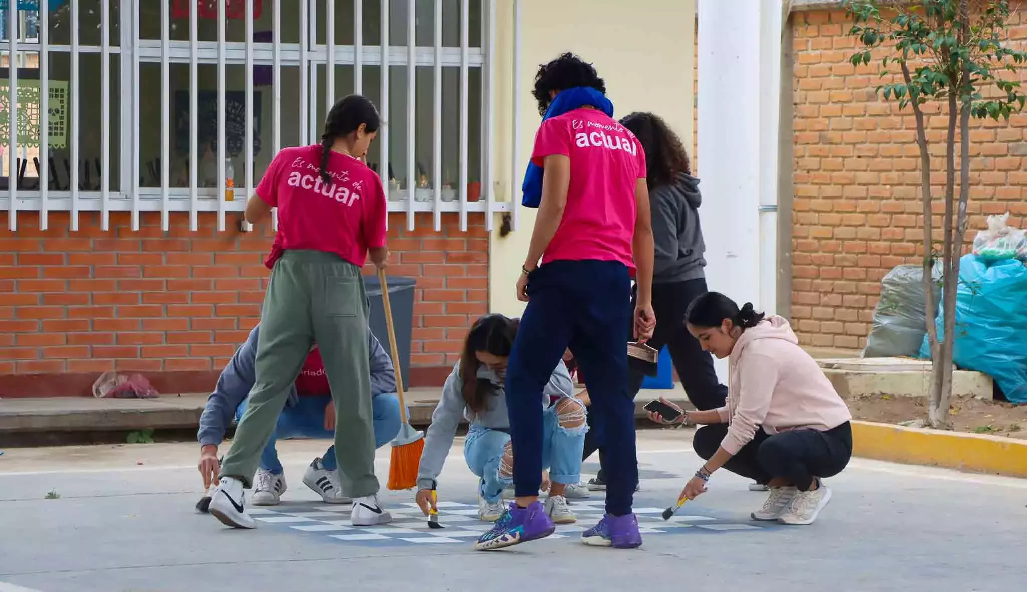 Los alumnos de PrepaTec ayudaron a limpiar las instalaciones del colegio en Voluntariado Tec