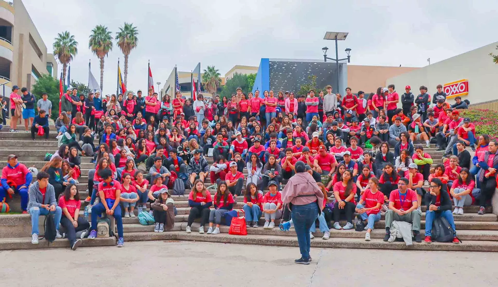 Alumnos de 3er semestre de PrepaTec preparándose para el Voluntariado 