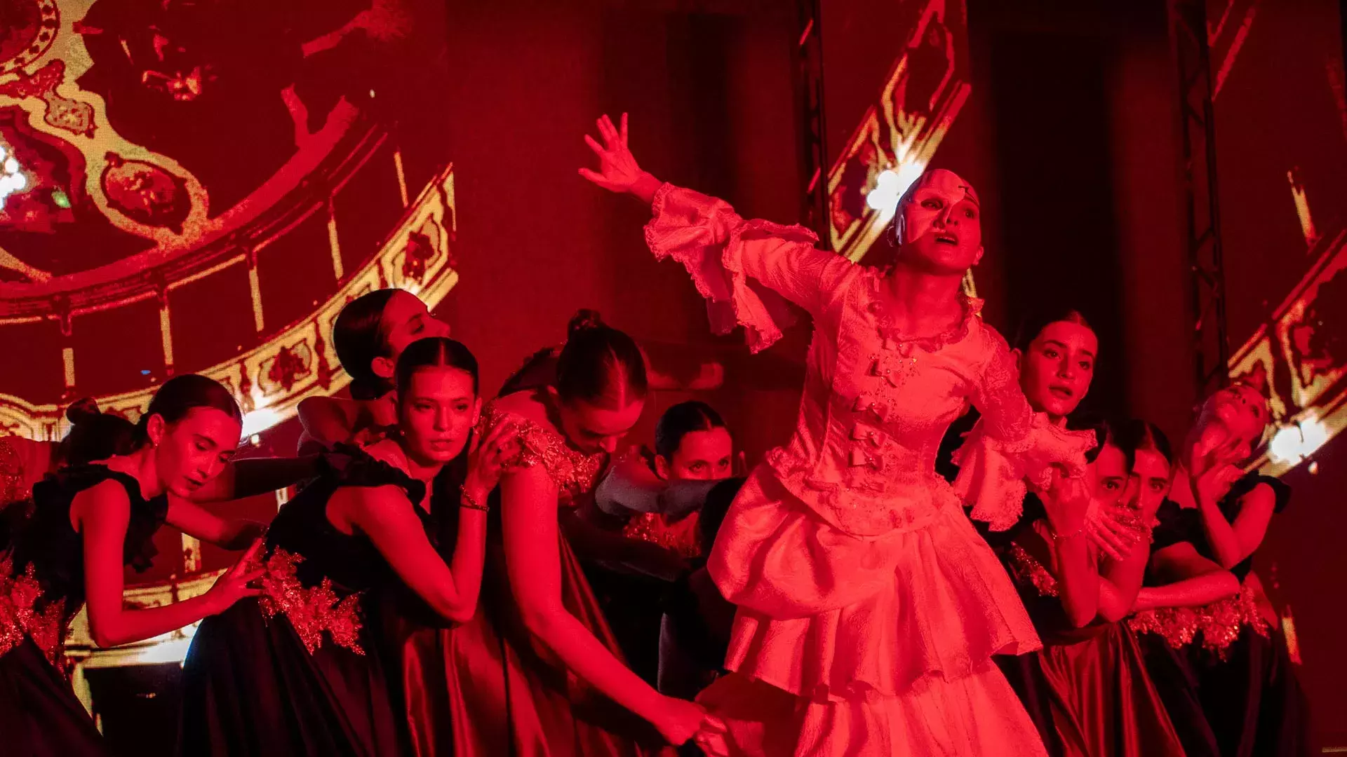 Bailarinas bajo luz roja