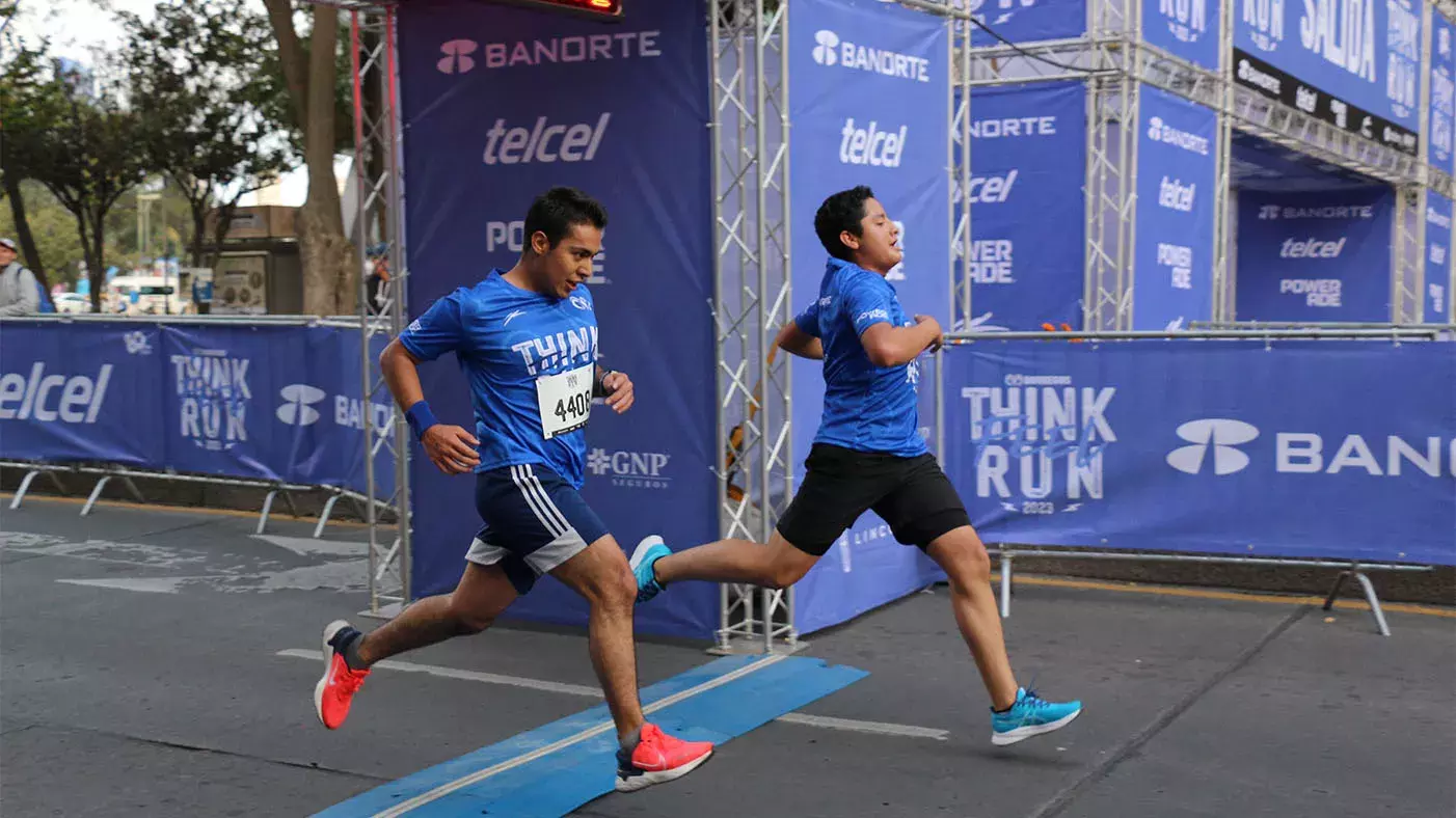 Carrera 80 aniversario Tec de Monterrey en Paseo de la Reforma