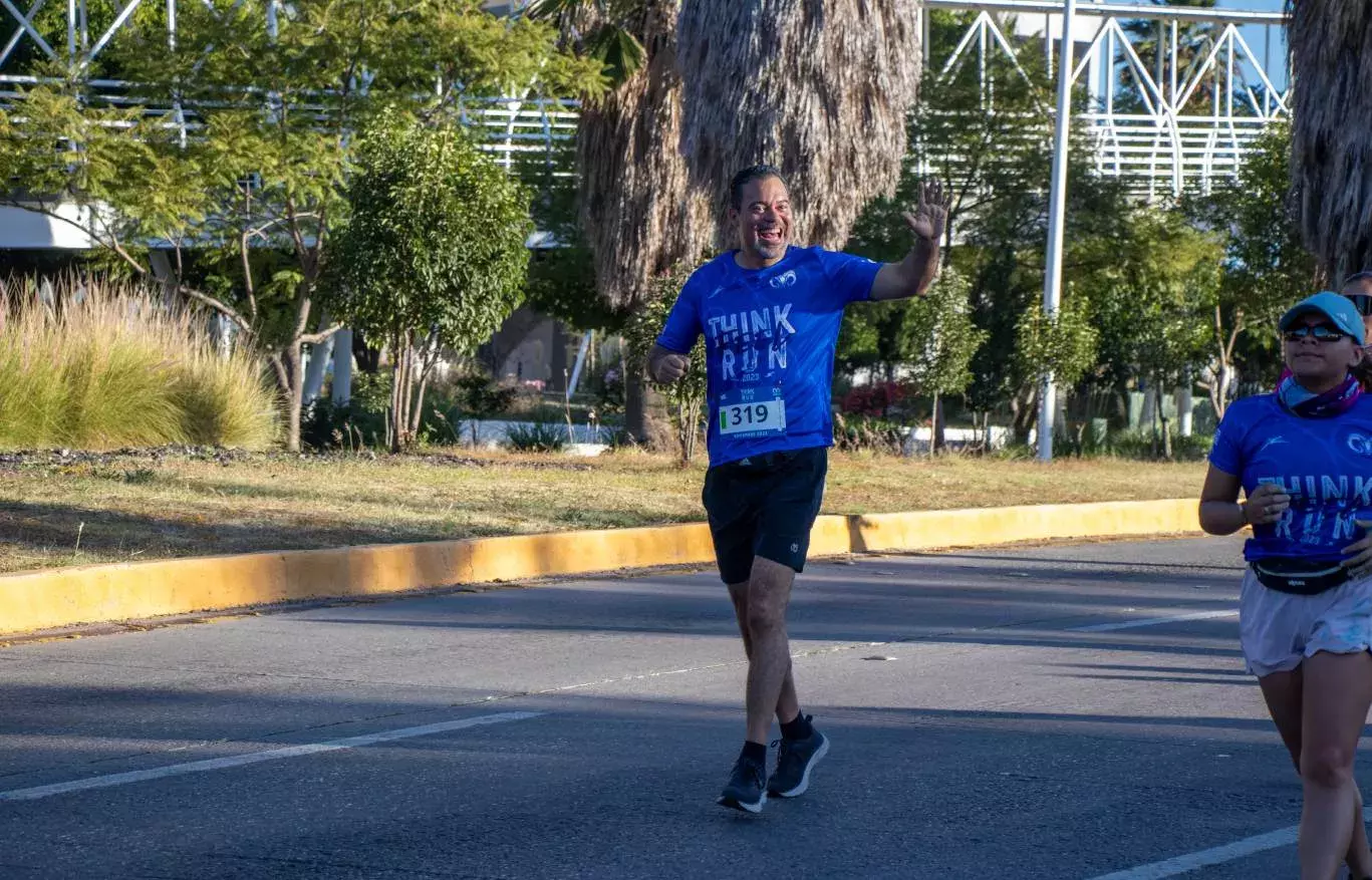 Director de LiFE campus Puebla participando en la carrera