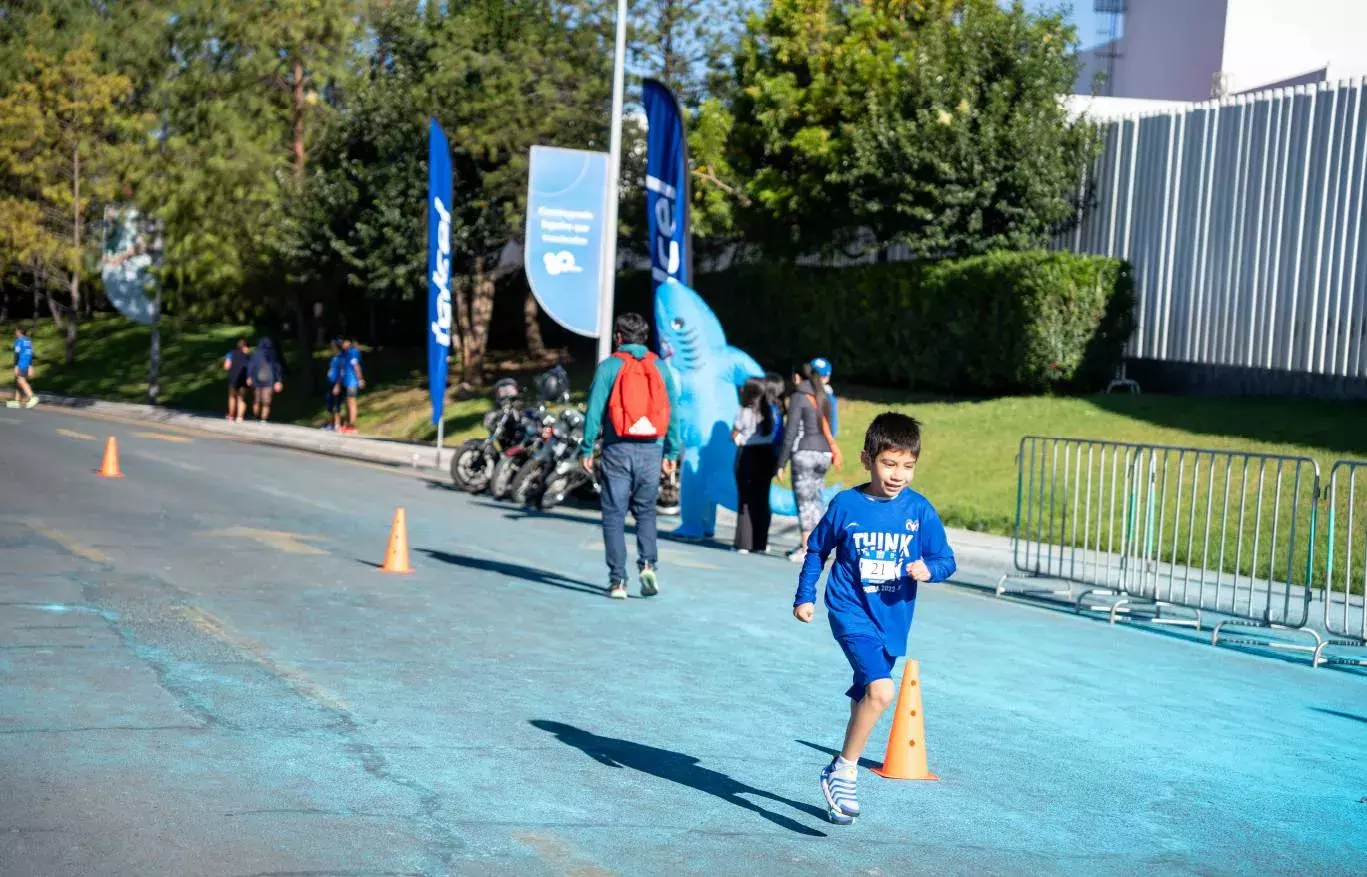 Carrera infantil llena de ánimo