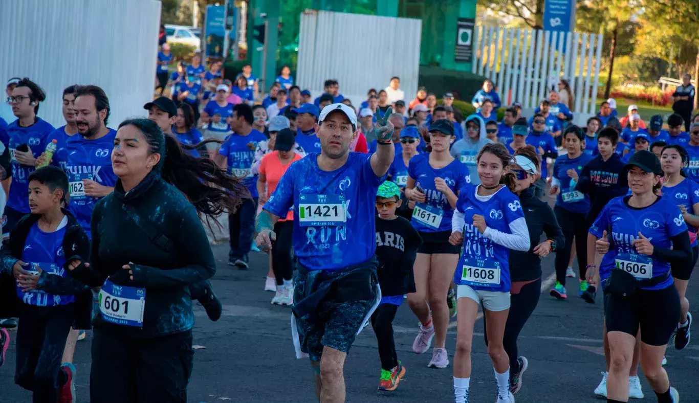 Toda la comunidad iniciando la carrera