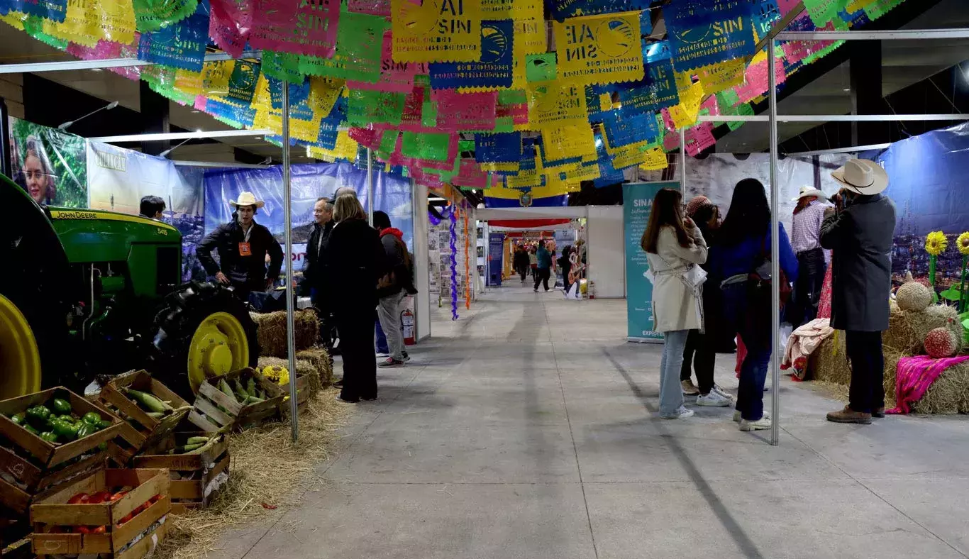 Vista de pasillo de EXPOTEC 2023, con banderines.