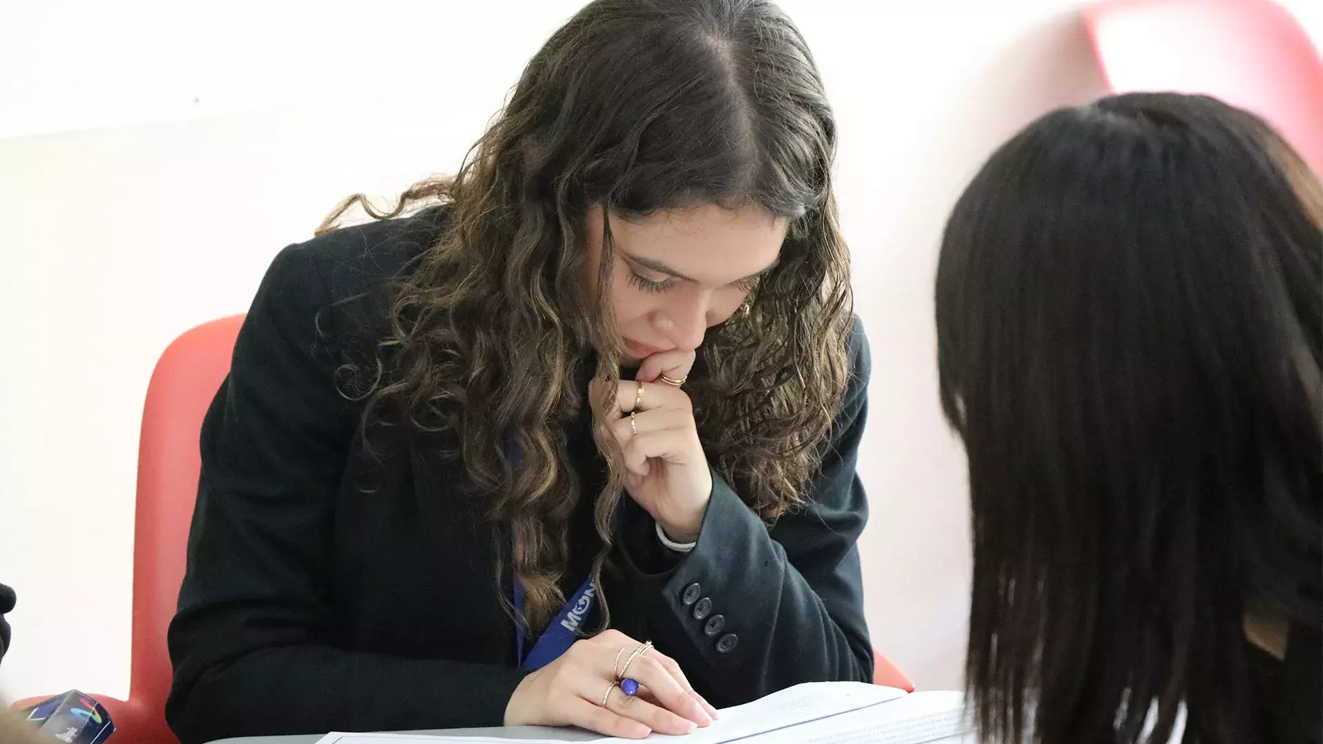 Estudiante planea postura