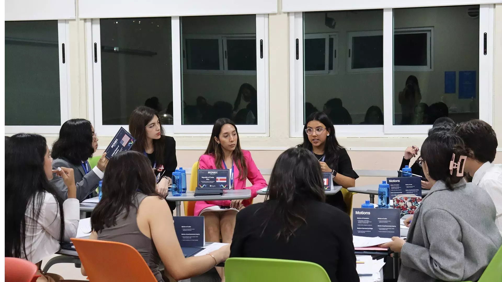 Estudiantes en sesión de modelo de naciones unidas
