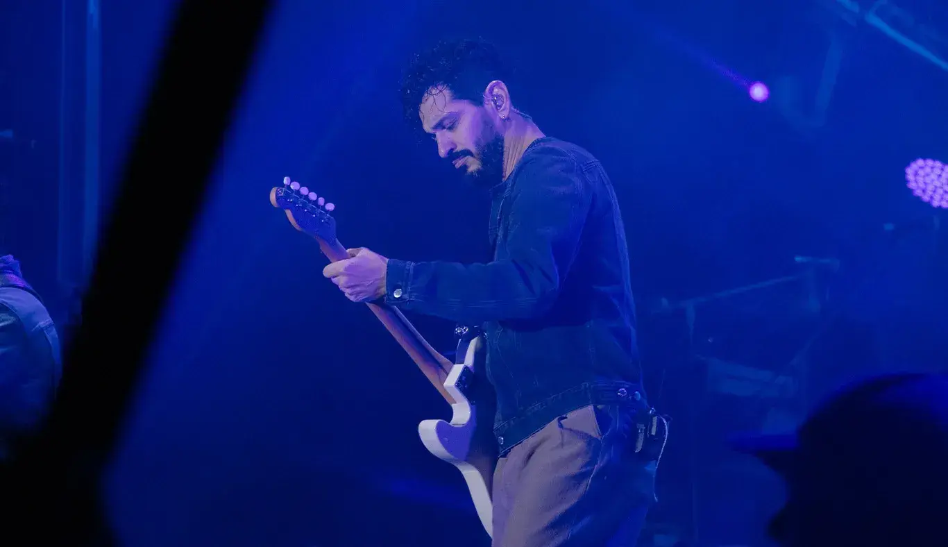Bibi Marín del grupo Reik tocando en Blue Fest