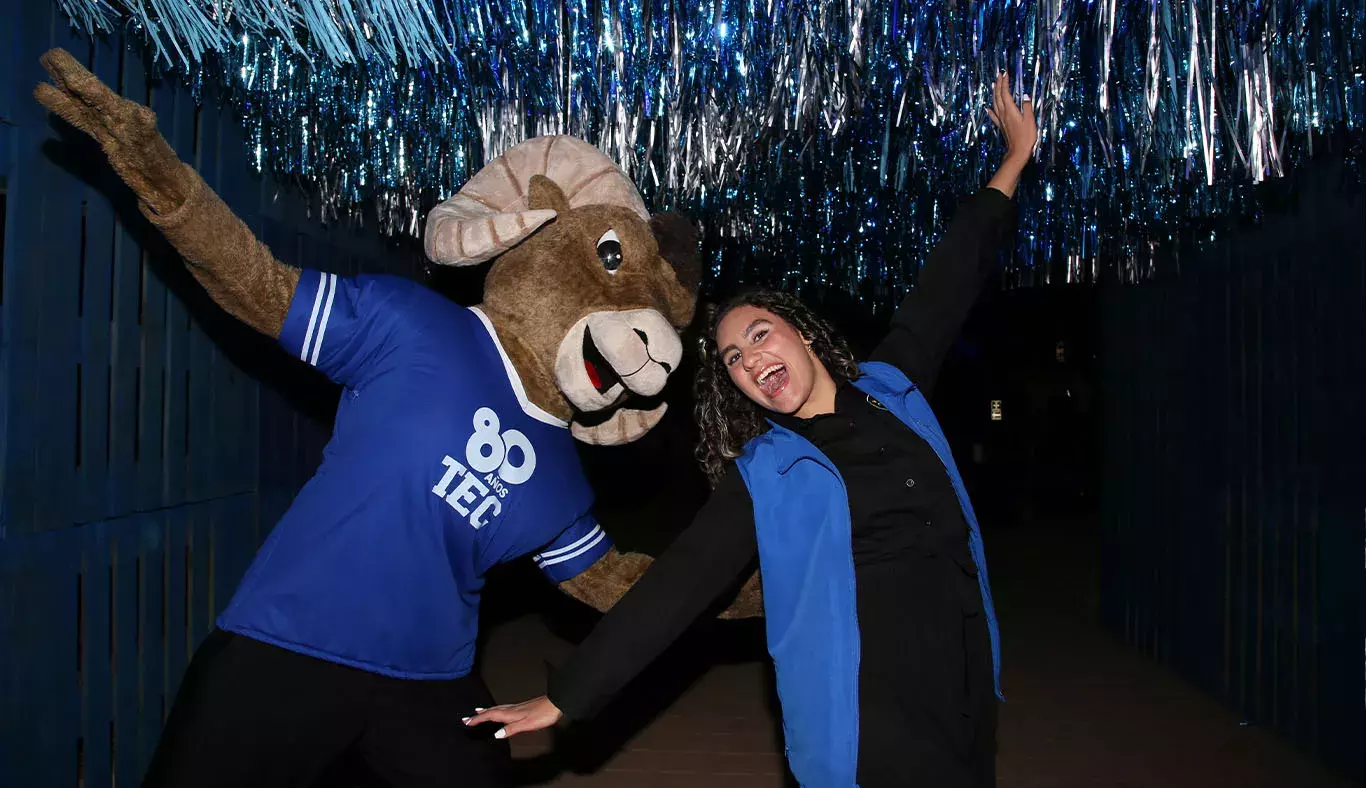 La mascota del Tec Teus posando con un asistente al Blue Fest