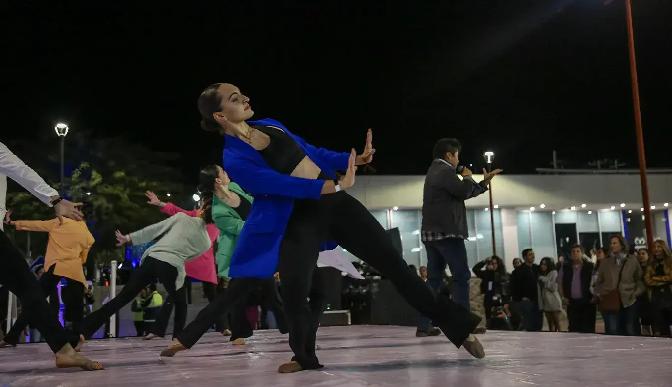 Estudiantes presentando coreografía en escenario