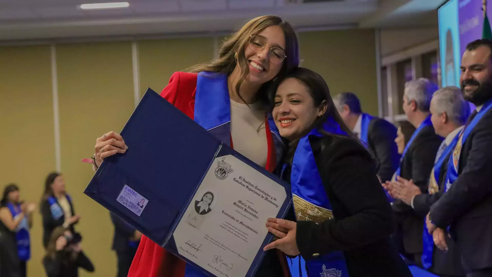 Graduadas sonríen tras obtener título.