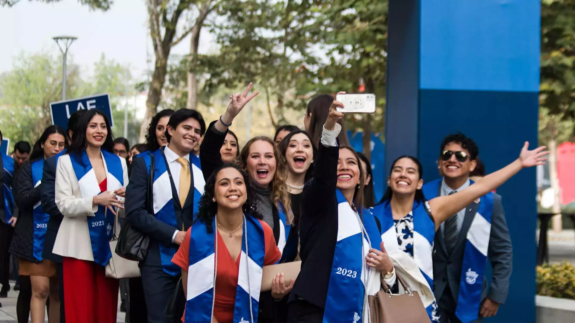 Egresados y egresadas del Tec campus Ciudad de México celebran su graduación.