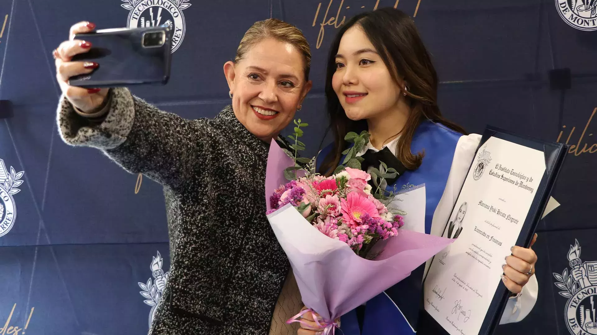 Selfie con graduada en campus León.