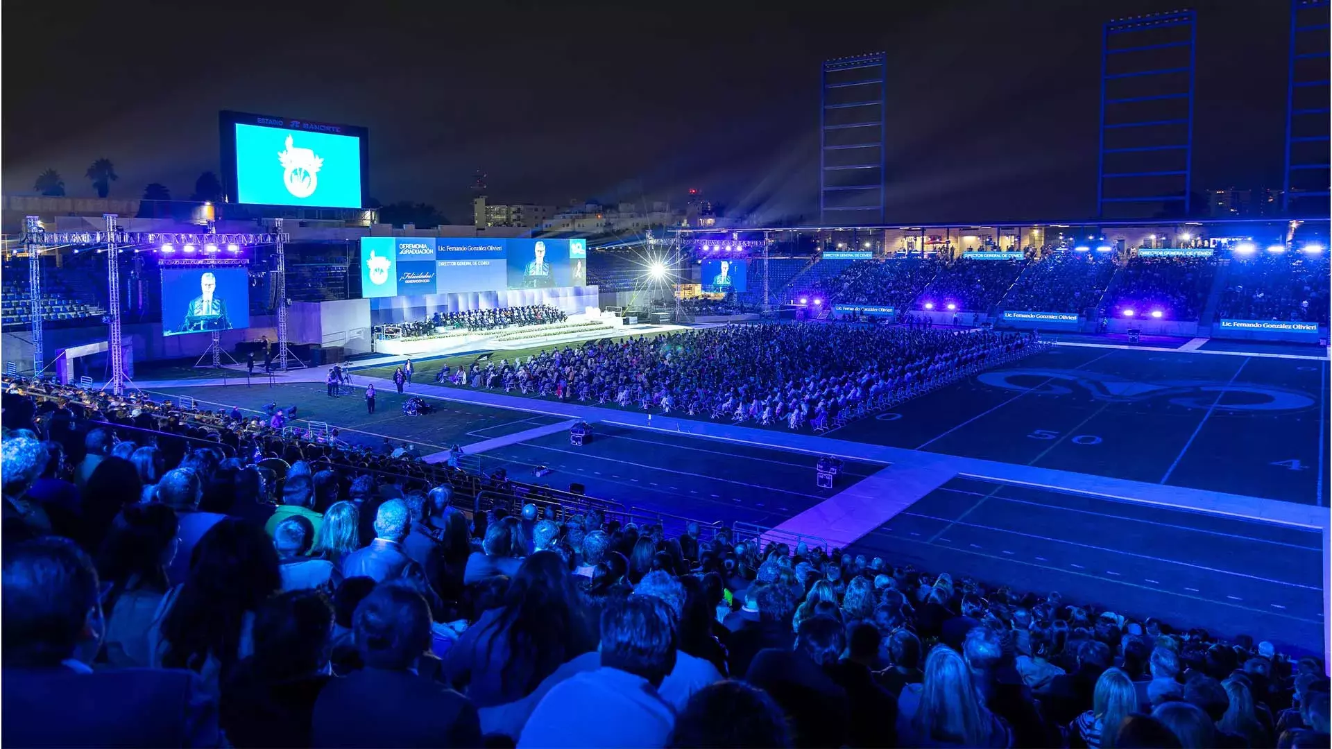 Las graduaciones en campus Monterrey se realizaron en el Estadio de los Borregos.