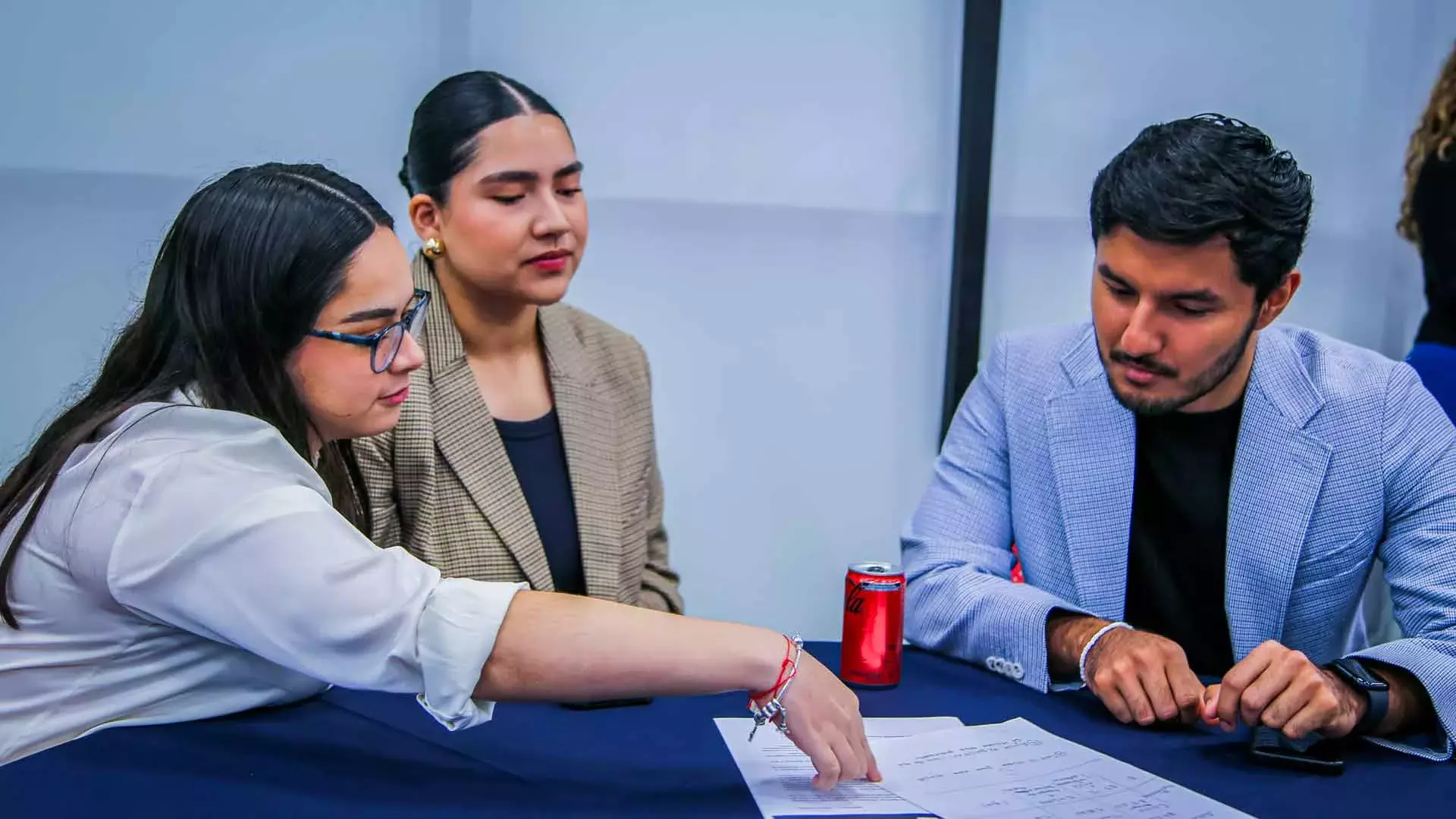 Candidatos a graduar resolviendo en caso presentado por una empresa