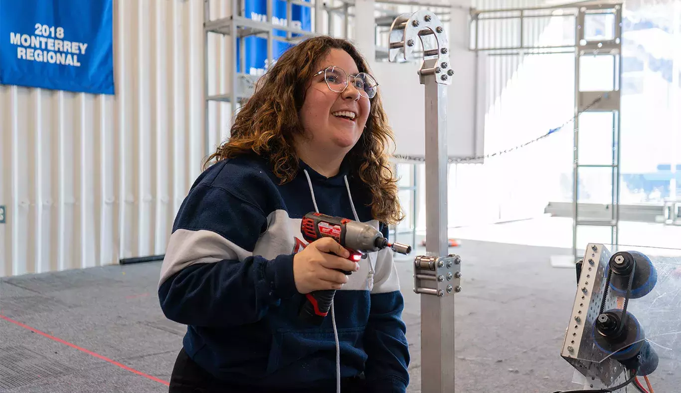 Alumna trabajando con robot para FIRST