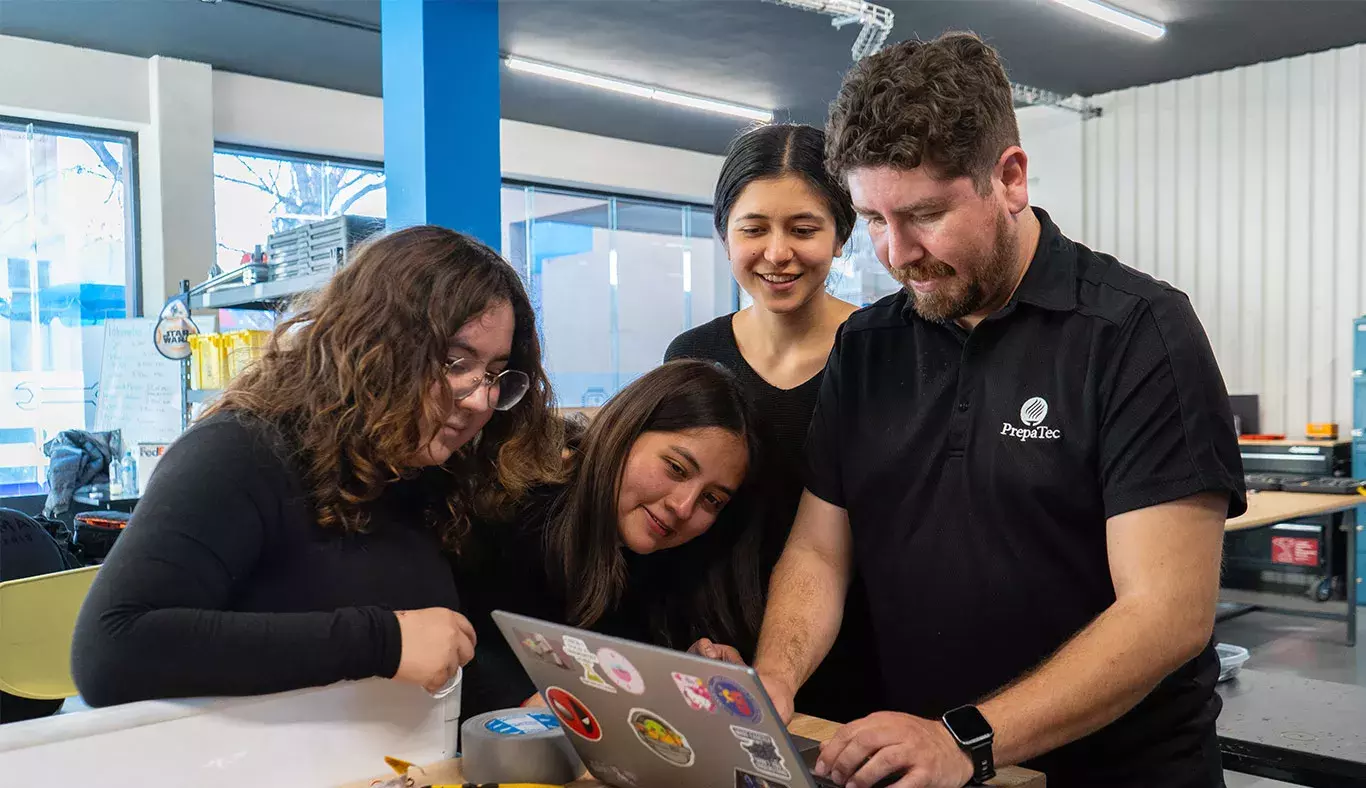 Estudiantes con coach preparándose para FIRST