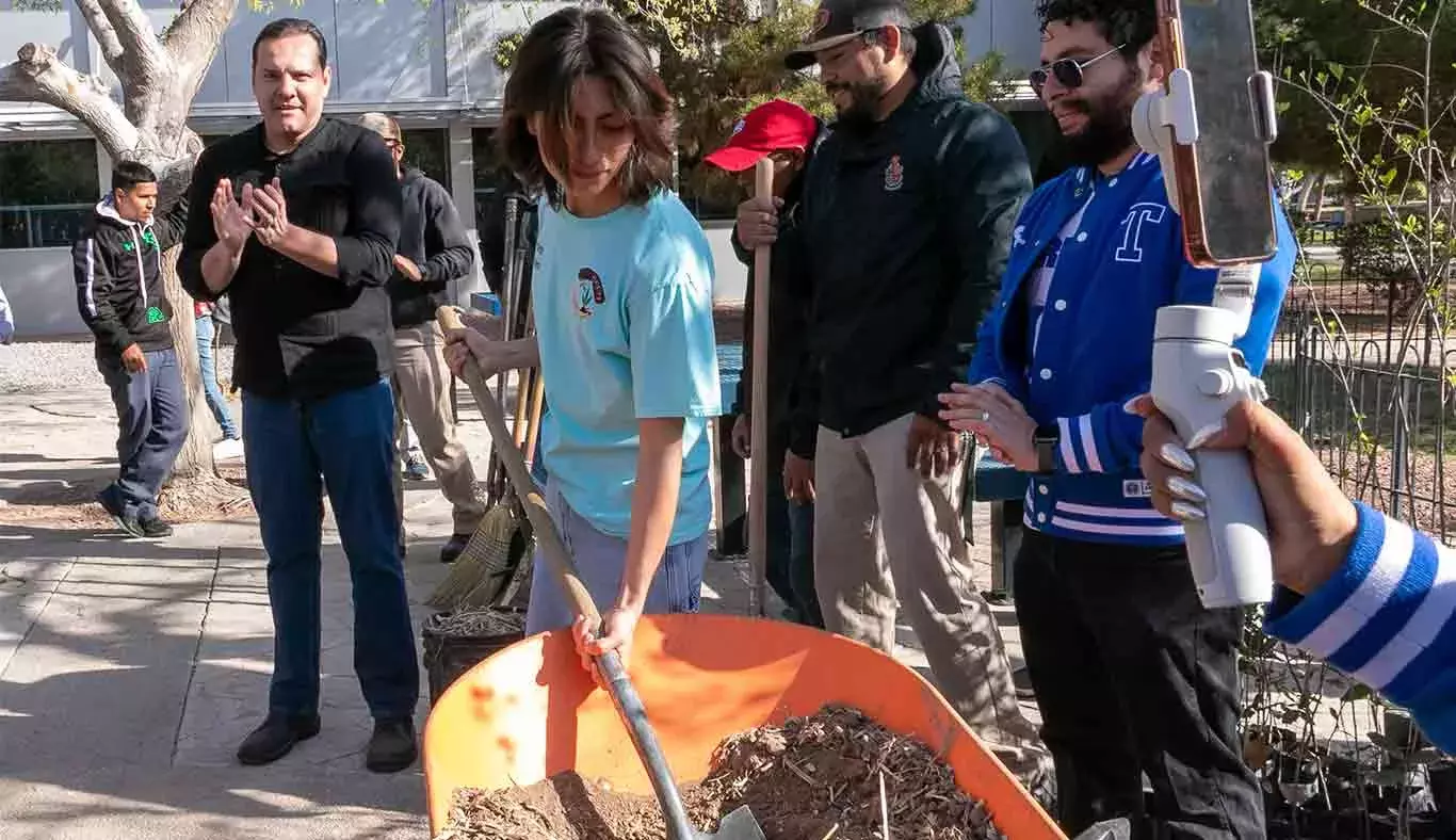 Reforestación: Jovenes juarenses plantan 100 árboles en el Tec