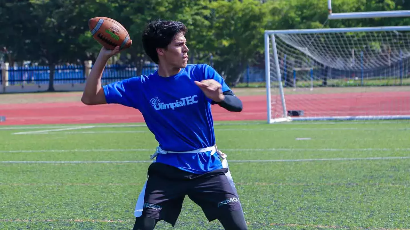 Estudiante de Tec Tampico jugando tochito en OlimpiaTec