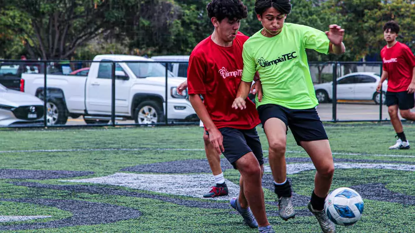 Estudiantes Tec Tampico jugando fútbol