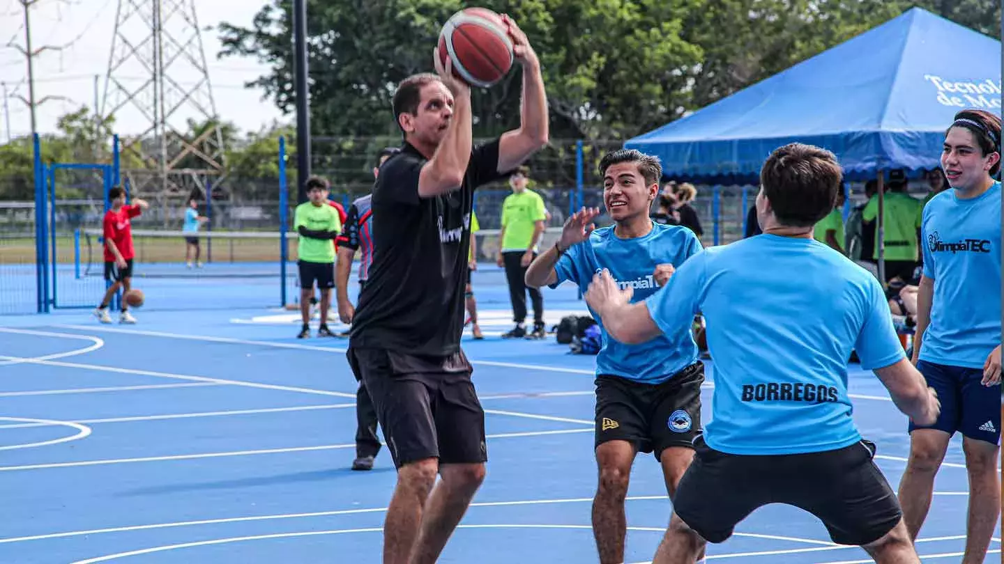 Colaboradores y profesores Tec Tampico jugando con estudiantes