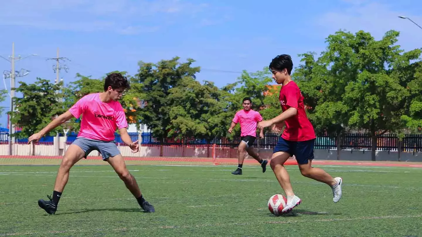 Estudiantes de Tec Tampico jugando fútbol en Olimpiatec