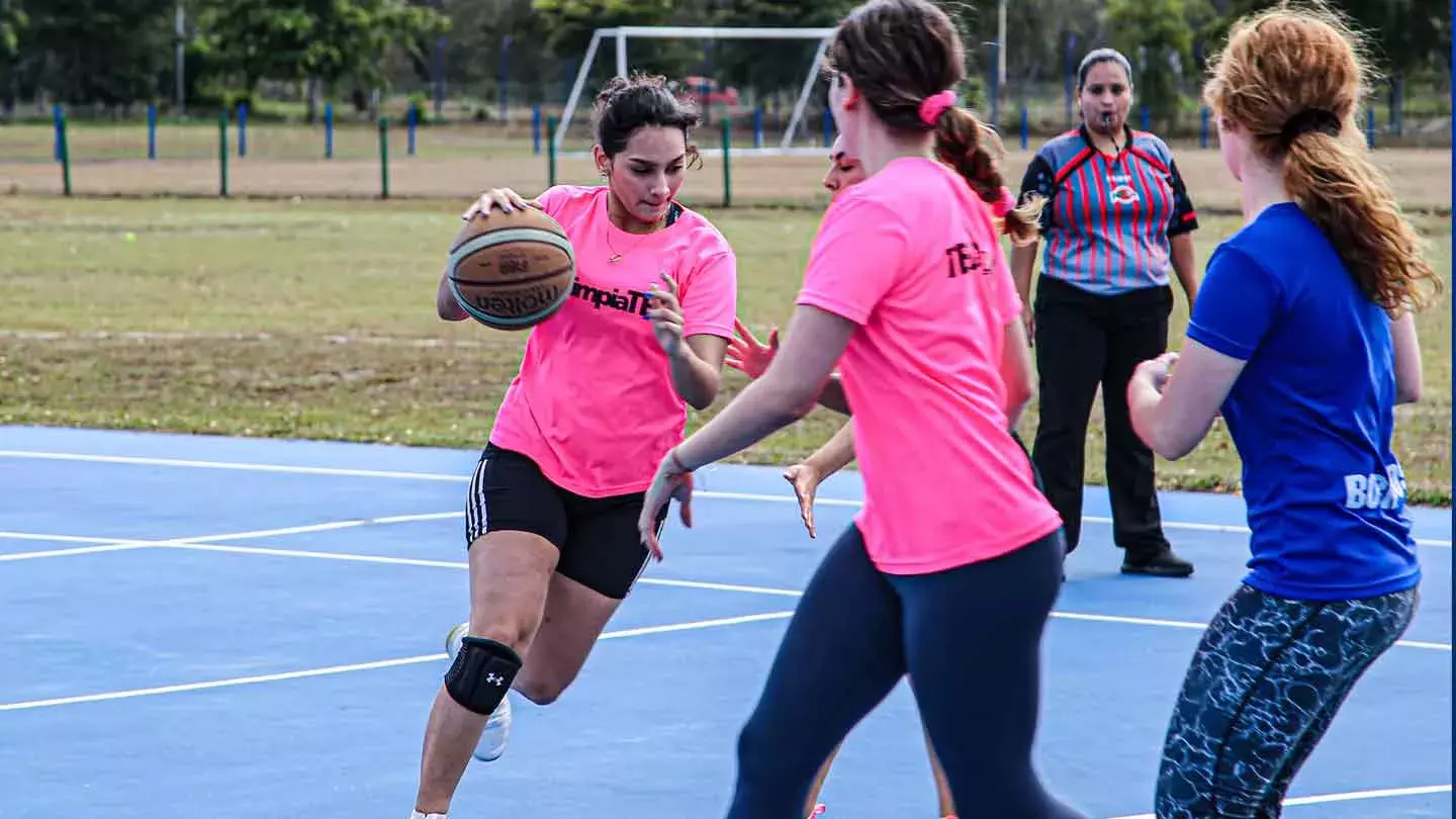 Alumnas de Tec Tampico jugando básquetbol 