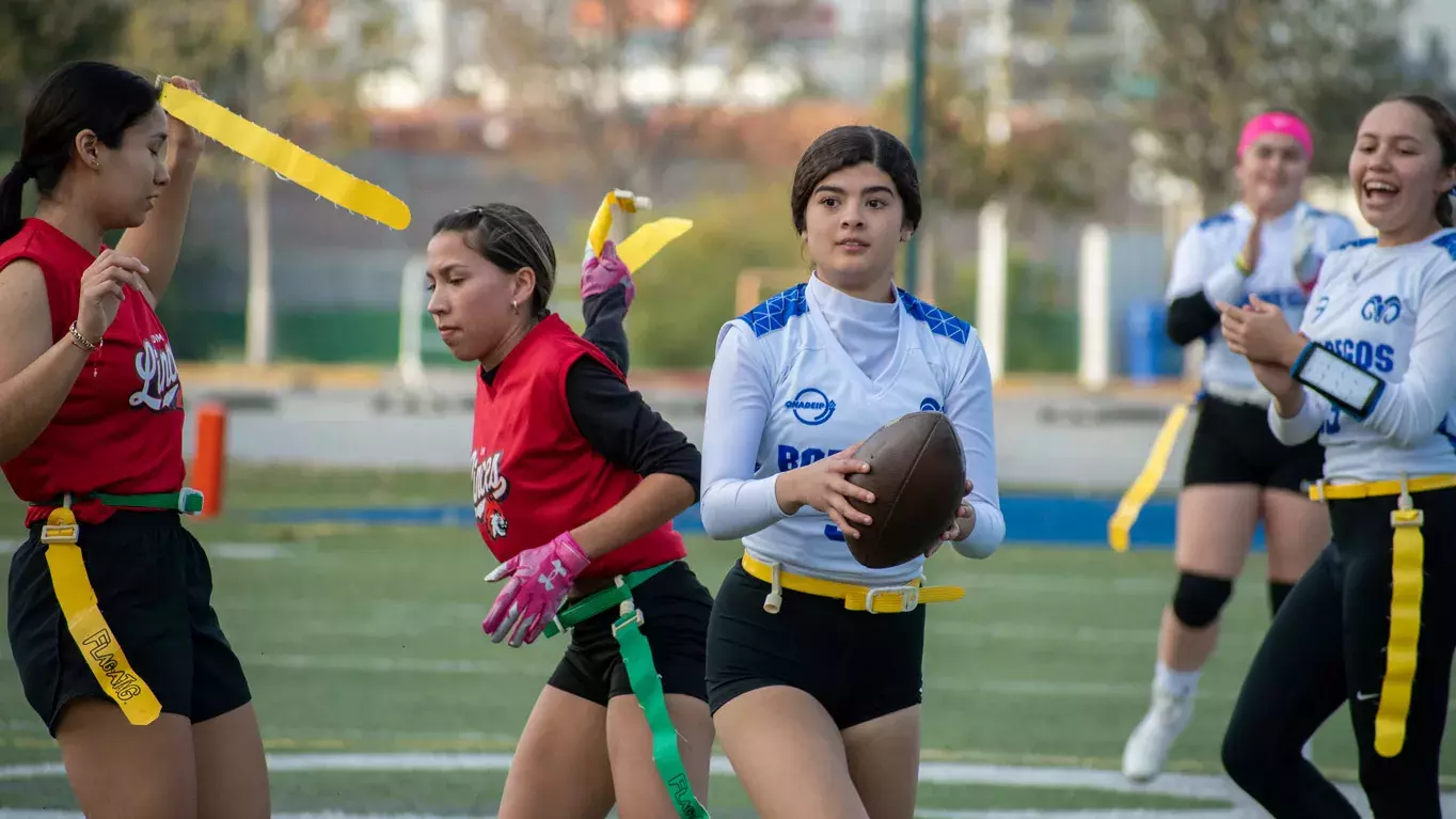 Anotación equipo femenil de tochito en juego de clasificación