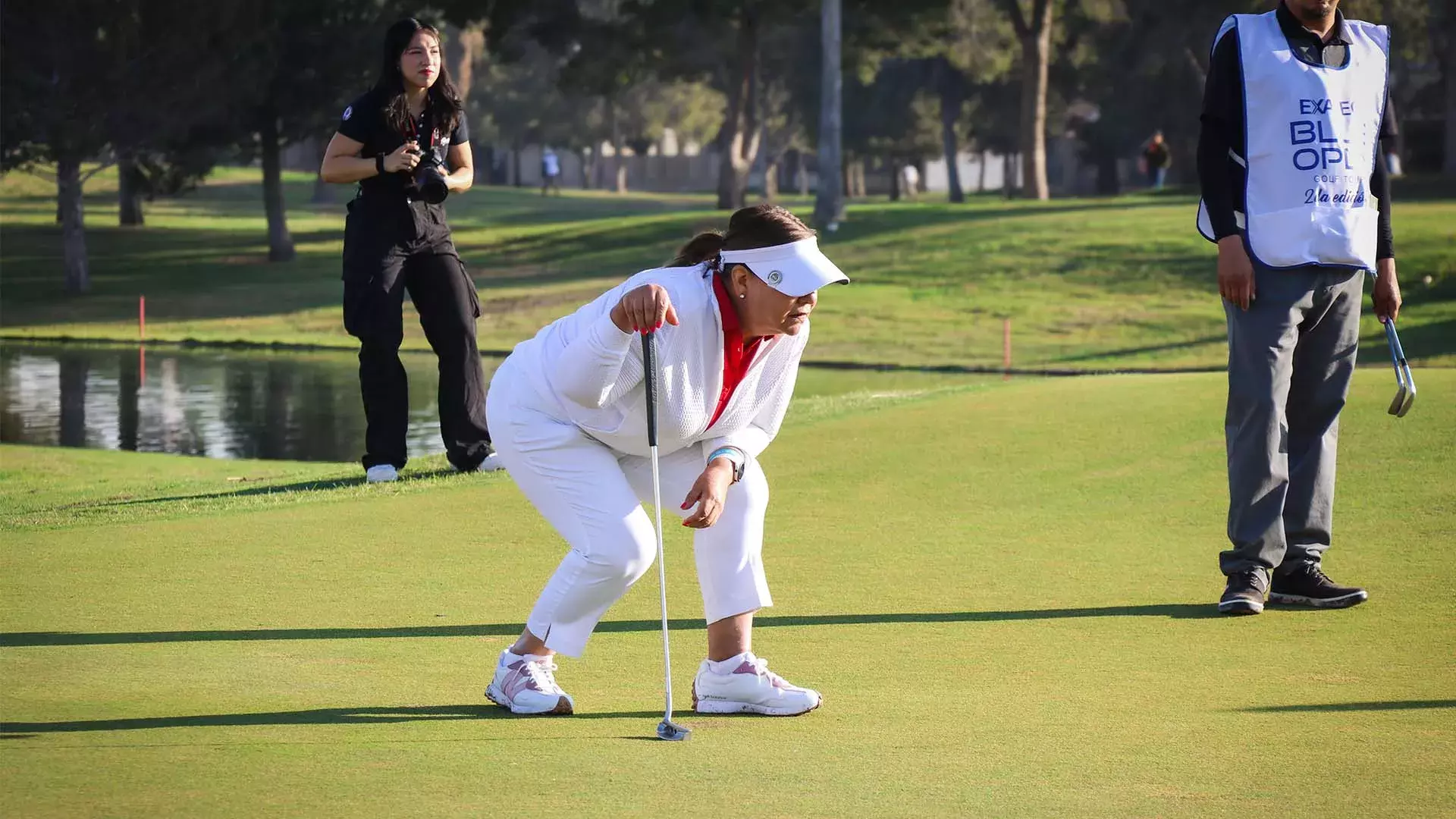 Mujer concentrada en torneo de golf EXATEC Blue Open Laguna